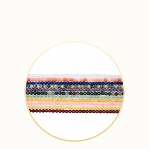 Makroaufnahme bunter Natursteinperlen für handgefertigten DIY-Schmuck und Ketten