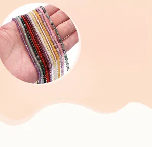 Makroaufnahme von bunten kleinen runden Natursteinperlen für DIY-Schmucksets