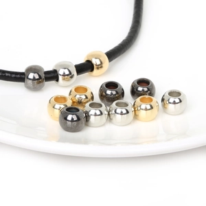 Großlochperlen in Gold, Silber und Schwarz für DIY Schmuckherstellung in Schale