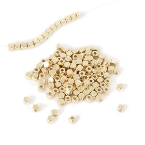 Macro-opname van gouden kubusvormige CCB kralen voor DIY sieraden en kettingen