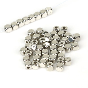 Macro-opname van zilveren kubuskralen met gepolijste afwerking voor DIY-sieraden
