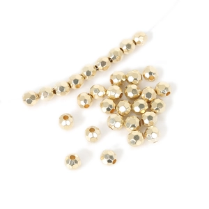 Macro-opname van gefacetteerde gouden CCB kralen voor het maken van DIY sieraden