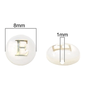 Dettaglio perla in conchiglia 8mm con lettera E dorata e foro 1mm per gioielli fai da te