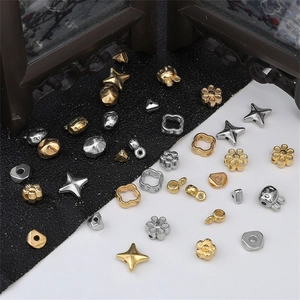 Gedetailleerde macro-opname van gouden en zilveren CCB-kralen voor DIY-sieraden maken