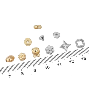 Detailopname van gouden en zilveren DIY-kralen met liniaal voor de juiste maat