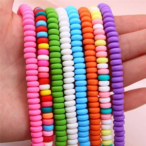 Mano che tiene perline Heishi colorate in argilla polimerica da 6mm per gioielli DIY