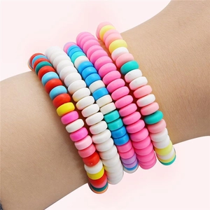 Set di cinque braccialetti bohémien con perline heishi arcobaleno in argilla polimerica