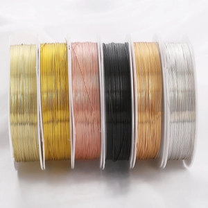 Dettaglio di 6 colori di filo di rame antiossidante su bobine per creazione di gioielli DIY