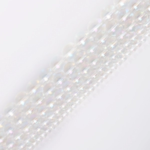 Makrodetail von Regenbogen AB-beschichteten Glasperlen für DIY-Schmuck und Ketten
