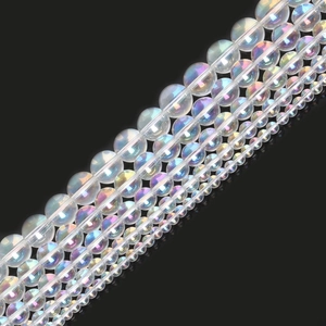 Makro-Detail von irisierenden Glasperlen in verschiedenen Größen mit Regenbogen-Finish