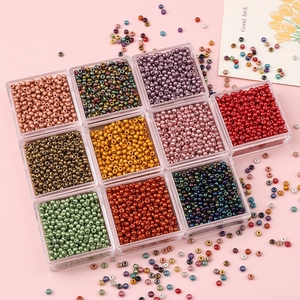 Détail de perles de rocaille colorées de 2mm en boîtes carrées pour bijoux artisanaux