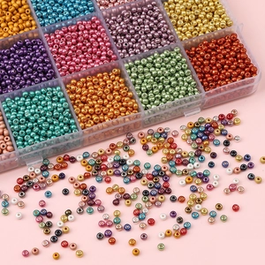 Vue macro de perles de rocaille multicolores dans une boîte de rangement à 12 compartiments