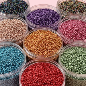 Vue macro de perles de rocaille colorées en pots transparents pour bijoux DIY