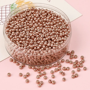 Perles de rocaille en verre rose doré métallisé dans une boîte pour bijoux DIY