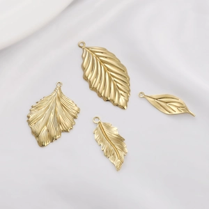 Dettaglio di ciondoli a forma di foglia testurizzati placcati in oro 14K per gioielli