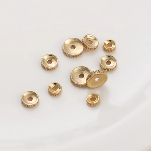 Nahaufnahme von 18K vergoldeten Kupfer-Zwischenperlen mit Zirkonia-Inlay für DIY-Schmuck