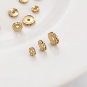 Detailansicht von 18K vergoldeten Zwischenperlen mit Zirkonia-Einlage für DIY-Schmuck