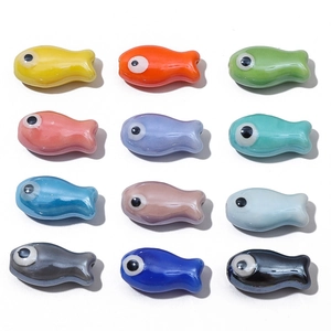 Perline colorate in ceramica a forma di pesce per creazione di gioielli e braccialetti