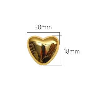 Macro-opname van 20mm gouden hartvormige bedel met afmetingen en glanzende 3D-afwerking