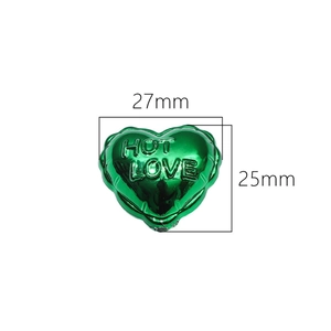 Groene hartvormige acryl kraal met Hot Love gravure voor DIY sieraden 27mm