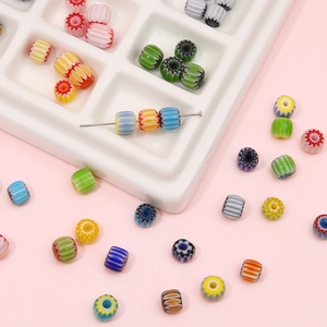 Détails macro de perles en verre Millefiori colorées pour création de bijoux artisanaux DIY