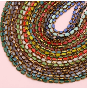 Vue macro de perles en verre ovales avec bordure dorée pour bijoux DIY