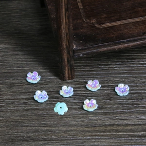 Cuenta flor de ciruelo de resina con acabado AB irisado para creación de joyería DIY