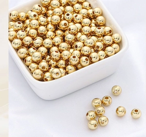 Primer plano de cuentas redondas de oro de 14K para la creación de joyas DIY