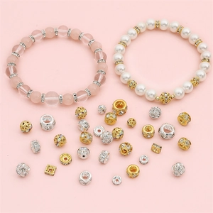 Dettaglio di perline distanziatrici con strass e bracciali fai-da-te in tonalità rosa