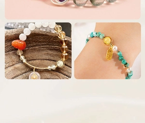 Vista dettagliata di bracciali fatti a mano con ciondoli placcati oro 18K e pietre naturali