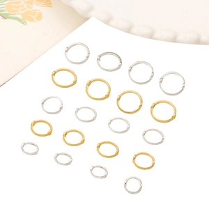 Primer plano de anillos metálicos trenzados en oro y plata para creación de joyas