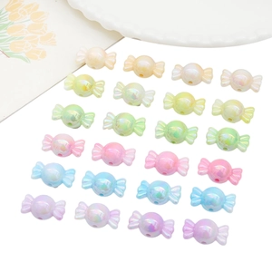 Détail de perles en acrylique en forme de bonbon aux couleurs pastel et reflets nacrés