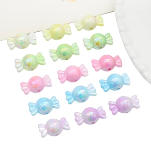 Vue détaillée de perles acryliques en forme de bonbon avec dégradé nacré pour bijoux DIY