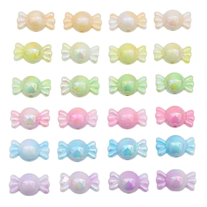 Vue macro de perles en acrylique irisées en forme de bonbon pour bijoux DIY