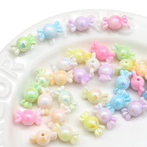Gros plan de perles acryliques irisées en forme de bonbon aux tons macaron pour bijoux DIY