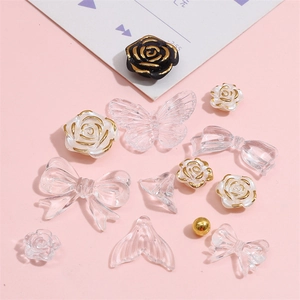 Vue à plat de breloques papillon et rose en résine dorée pour création de bijoux