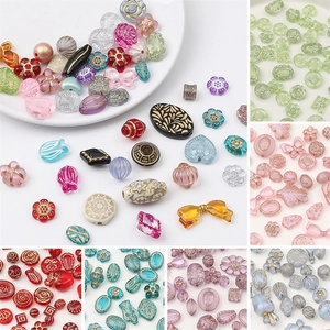 Vue macro de perles en acrylique DIY avec des accents dorés et une texture givrée