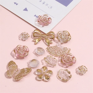 Gros plan de perles assorties en acrylique rose avec bords dorés pour la création de bijoux