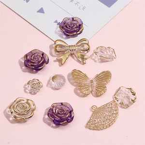 Détails de breloques en acrylique bordées d'or avec roses violettes pour loisirs créatifs