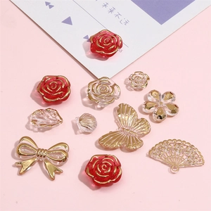 Détail des perles de fleurs en acrylique avec bords dorés pour bijoux DIY
