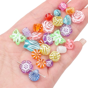 Détail de perles colorées en acrylique en forme de papillon et fleur pour bijoux DIY