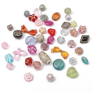 Perles en acrylique colorées avec détails dorés pour la création de bijoux DIY