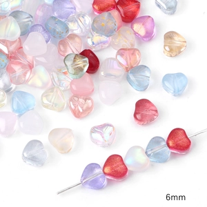Gedetailleerd macro-beeld van 6mm glazen hartkralen voor DIY-sieraden maken