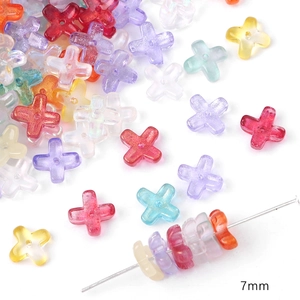 Detailoverzicht van 7mm kleurrijke kruis acryl kralen voor DIY sieraden met glitters