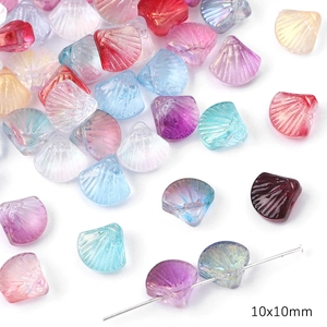 Macro-opname van 10x10mm iriserende glazen kralen in de vorm van een schelp voor DIY