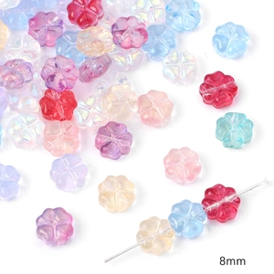 Macro-opname van 8 mm gemengde kleur glazen bloemblad kralen voor DIY sieraden