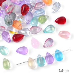 Macro-opname van 6x9mm druppelvormige glaskralen in diverse gemengde kleuren voor sieraden