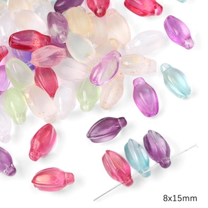 Macro-opname van 8x15mm gekleurde glazen kralen voor DIY sieraden maken