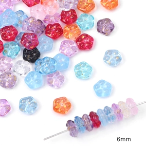 Gedetailleerde weergave van 6mm gekleurde glazen bloemkralen met goudfolie voor DIY-sieraden