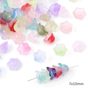 Macro-opname van 7x10mm glazen bloemblaadjes voor DIY sieraden maken in mixkleuren